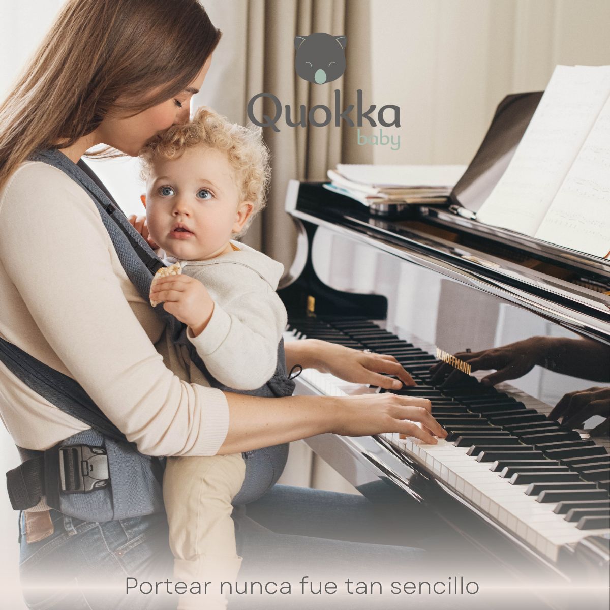 portabebes mei tai evolutivo Quokkababy con bebe grande y madre tocando el piano mientras disfruta del porteo del bebe